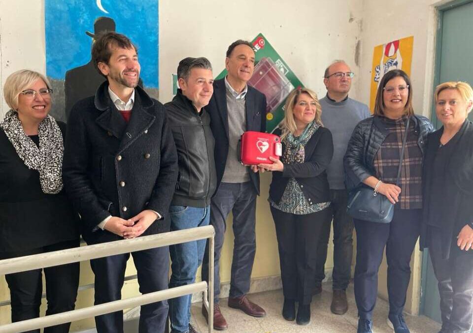 FONDAZIONE CASTELLI: All’Istituto Comprensivo “Alberto Manzi” per la donazione del terzo Defibrillatore Semiautomatico.
